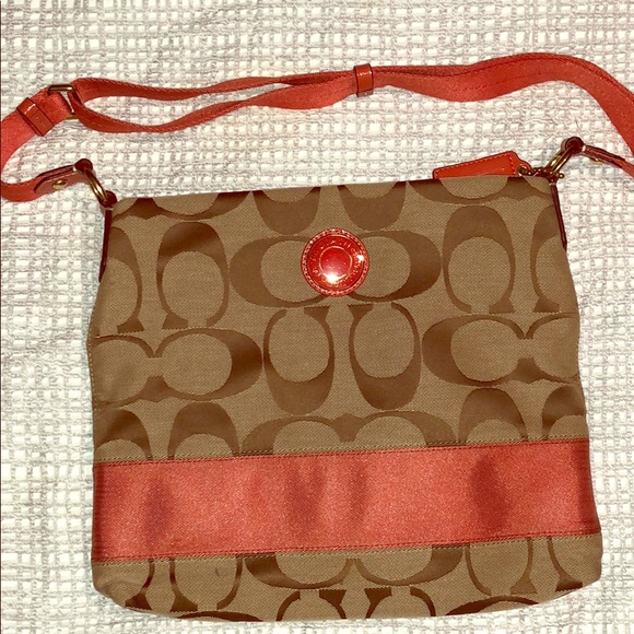 Coach signature hobo bag with coral accent color - Picture 1 of 6